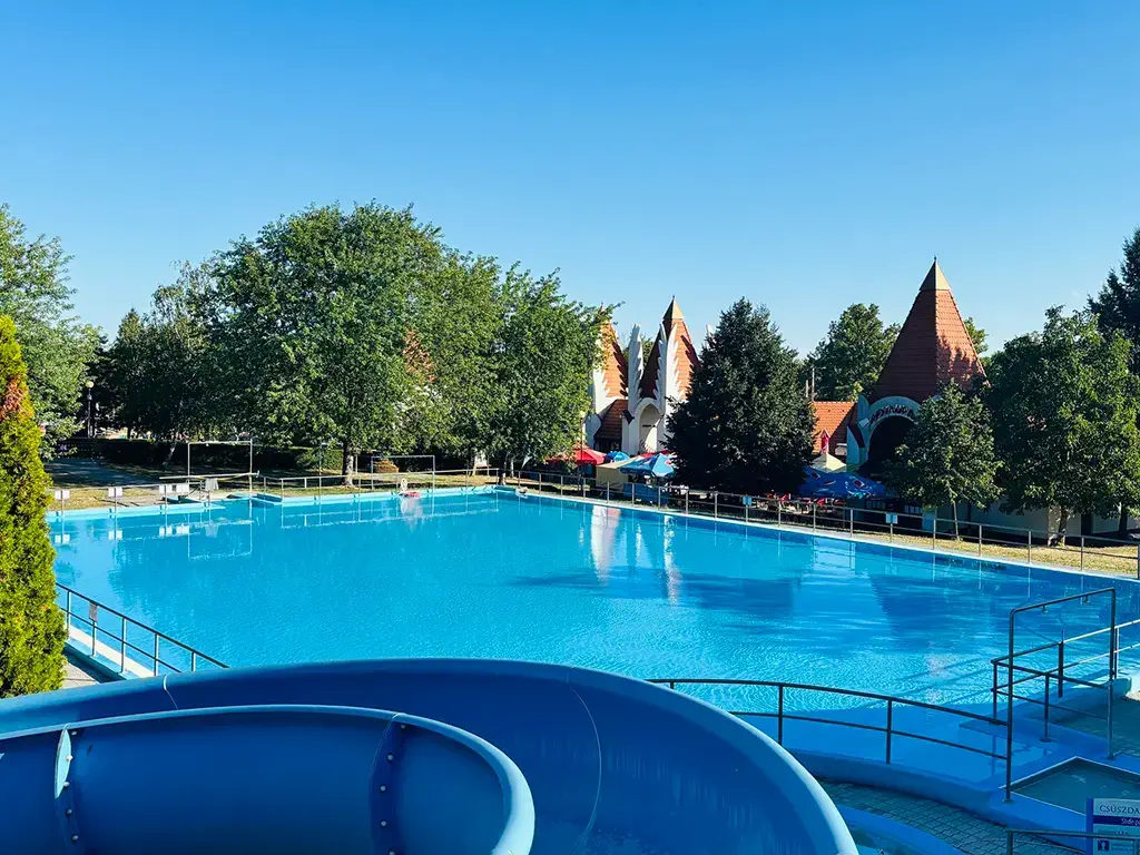 Thermalbad Végardó, Sárospatak - Becken